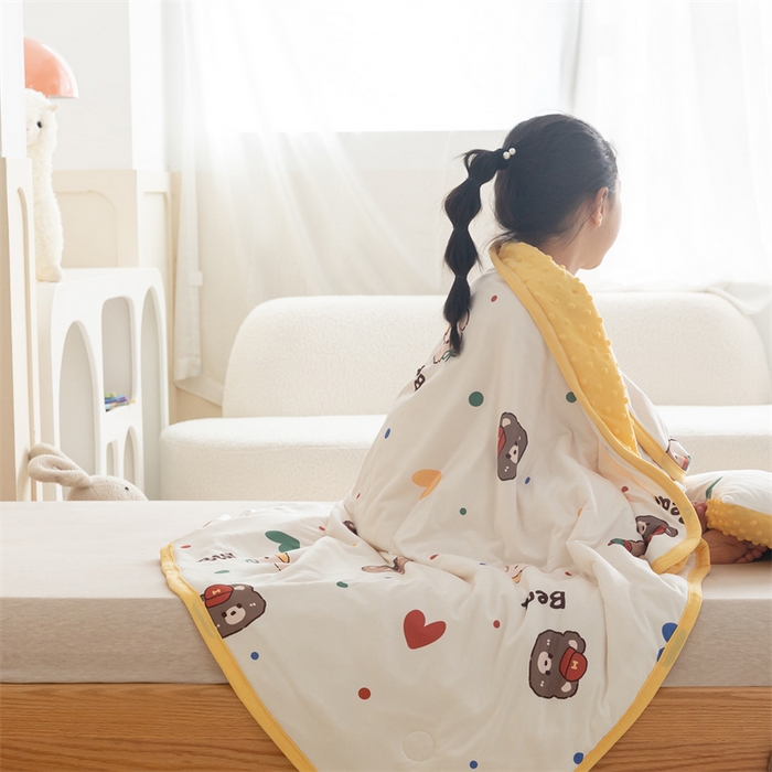 91家纺网 家纺一手货源 找家纺 艾佳宝贝 2025新款A类豆豆针织儿童多功能盖毯安抚夏被-模特图 彩虹波点熊
