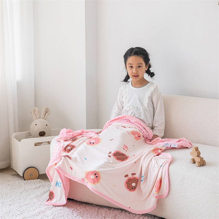 91家纺网 家纺一手货源 找家纺 艾佳宝贝 2025新款A类针织豆豆儿童多功能宿舍午睡安抚盖毯 甜甜与圈圈-盖毯