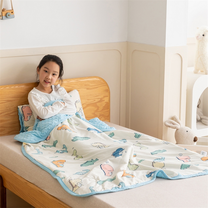 91家纺网 家纺一手货源 找家纺 艾佳宝贝 2025新款A类豆豆针织儿童多功能盖毯安抚夏被-模特图 恐龙世界
