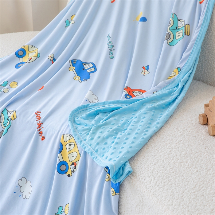 91家纺网 家纺一手货源 找家纺 艾佳宝贝 2025新款A类针织豆豆儿童多功能宿舍午睡安抚盖毯 汽车小纵队-盖毯