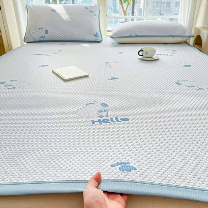 91家纺网 家纺一手货源 找家纺 卡伦2025新款冰丝豆豆凉席床席系列 卡皮巴拉-蓝