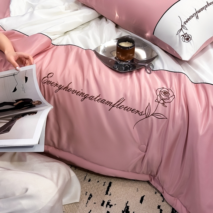 91家纺网 家纺一手货源 找家纺 卡罗兰 2025新款水洗真丝夏凉被空调被拼接款手工包边浪漫花语系列 浪漫花语-樱花粉