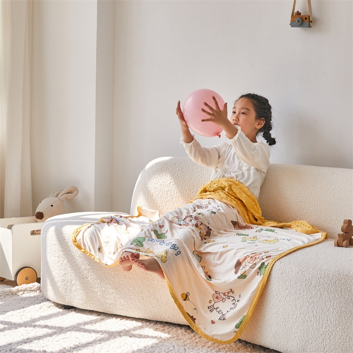 91家纺网 家纺一手货源 找家纺 艾佳宝贝 2025新款A类针织豆豆儿童多功能宿舍午睡安抚盖毯 童年的伙伴-盖毯