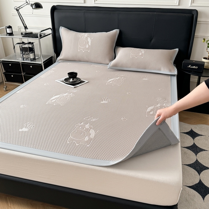 91家纺网 家纺一手货源 找家纺 （总）卡罗兰 2025新款PE提花冰丝凉席凉豆豆床单床笠款凉席-奶牛款