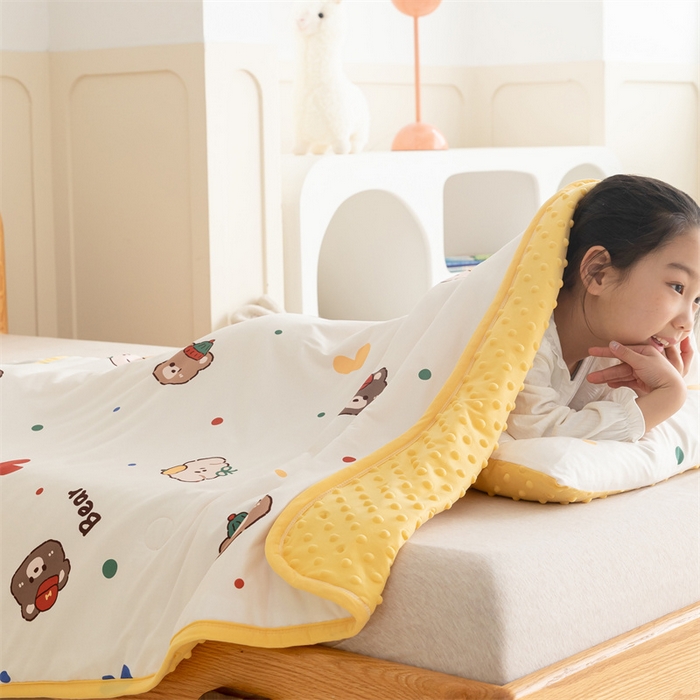 91家纺网 家纺一手货源 找家纺 艾佳宝贝 2025新款A类豆豆针织儿童多功能盖毯安抚夏被-模特图 彩虹波点熊