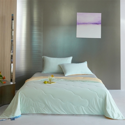 91家纺网 家纺一手货源 找家纺 头等舱  2025新款锦氨（165克）水光亮面锦A类55莱赛尔植物大豆7A抗菌夏凉被夏被-配礼盒（空镜图） 天青色＋暖黄