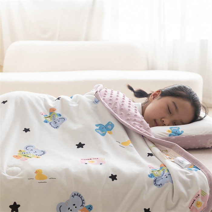 91家纺网 家纺一手货源 找家纺 艾佳宝贝 2025新款A类豆豆针织儿童多功能盖毯安抚夏被-模特图 长鼻子大象