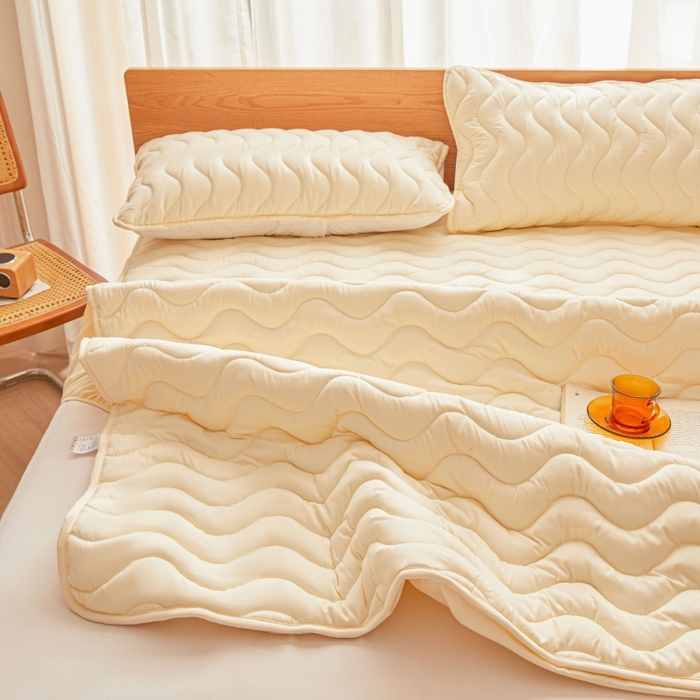 91家纺网 家纺一手货源 找家纺 初心家纺 2025新款原棉防水夹棉窗帘床护罩单件席梦思保护套防水床罩 米白