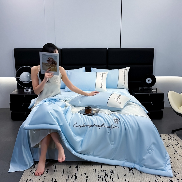 91家纺网 家纺一手货源 找家纺 卡罗兰 2025新款水洗真丝夏凉被空调被拼接款手工包边浪漫花语系列 浪漫花语-天空蓝