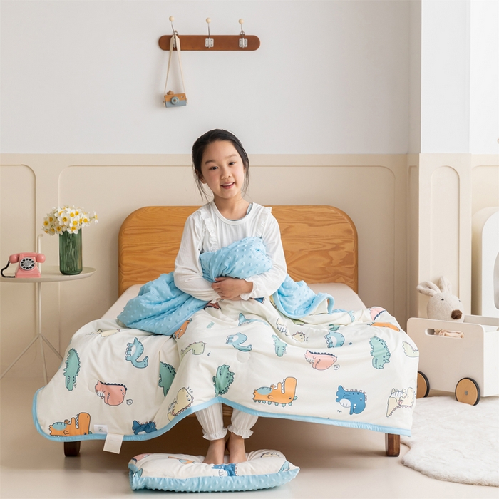 91家纺网 家纺一手货源 找家纺 艾佳宝贝 2025新款A类豆豆针织儿童多功能盖毯安抚夏被-模特图 恐龙世界