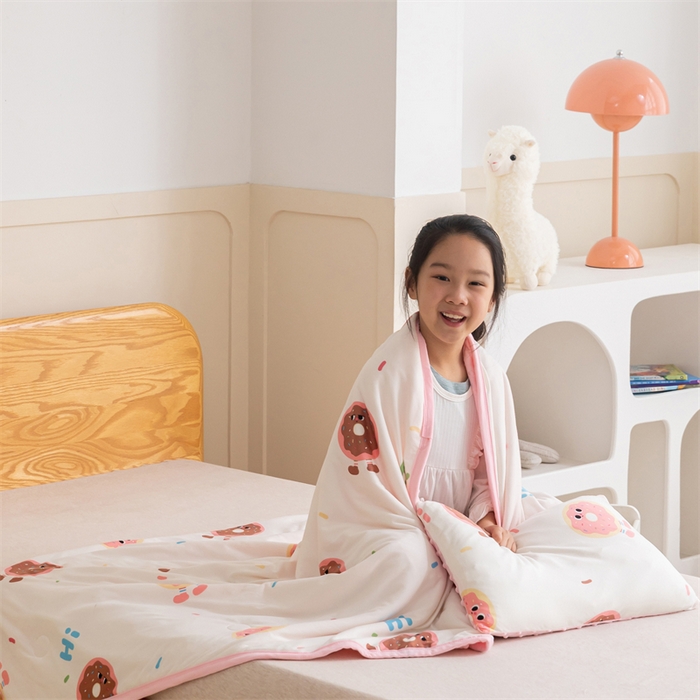 91家纺网 家纺一手货源 找家纺 艾佳宝贝 2025新款A类豆豆针织儿童多功能盖毯安抚夏被-模特图 甜甜与圈圈