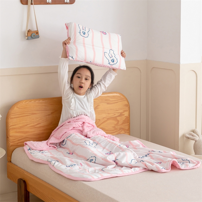 91家纺网 家纺一手货源 找家纺 艾佳宝贝 2025新款A类豆豆针织儿童多功能盖毯安抚夏被-模特图 樱桃长耳兔