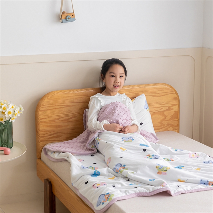 91家纺网 家纺一手货源 找家纺 艾佳宝贝 2025新款A类豆豆针织儿童多功能盖毯安抚夏被-模特图 长鼻子大象