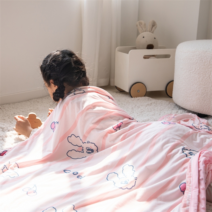 91家纺网 家纺一手货源 找家纺 艾佳宝贝 2025新款A类针织豆豆儿童多功能宿舍午睡安抚盖毯 樱桃长耳兔-盖毯