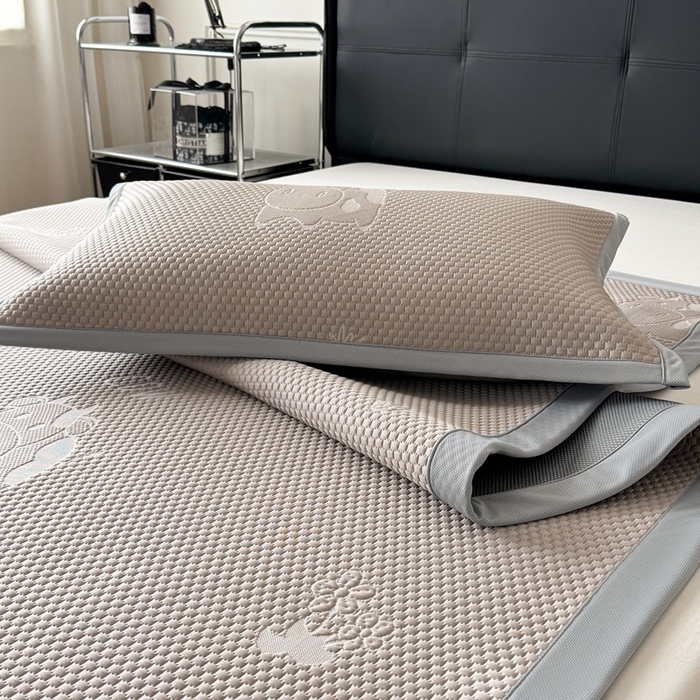 91家纺网 家纺一手货源 找家纺 （总）卡罗兰 2025新款PE提花冰丝凉席凉豆豆床单床笠款凉席-奶牛款