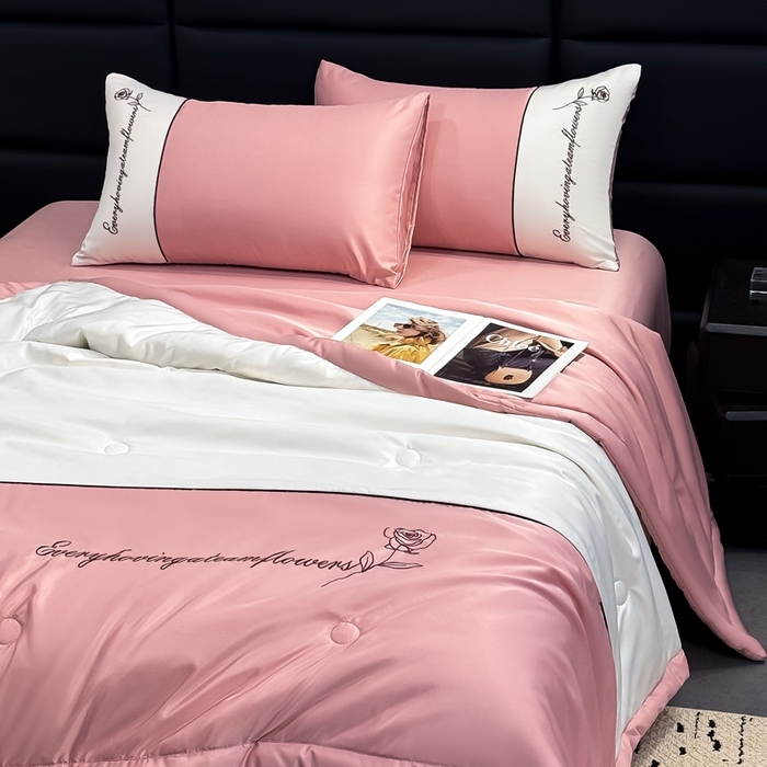 91家纺网 家纺一手货源 找家纺 卡罗兰 2025新款水洗真丝夏凉被空调被拼接款手工包边浪漫花语系列 浪漫花语-樱花粉