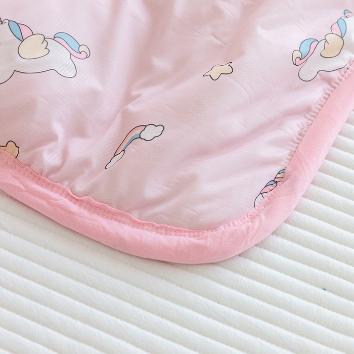 91家纺网 家纺一手货源 找家纺 艾佳宝贝 2025春夏新款A类凉感丝儿童糖果抗菌夏被 彩虹天使马