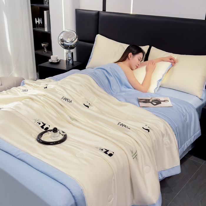 91家纺网 家纺一手货源 找家纺 2025新款清凉舒适水洗冰丝刺绣夏被四件套 熊猫-奶白蓝