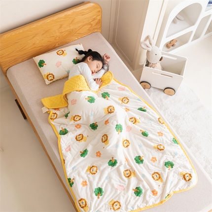 91家纺网 家纺一手货源 找家纺 （总）艾佳宝贝 2025新款A类豆豆针织儿童多功能盖毯安抚夏被-模特图