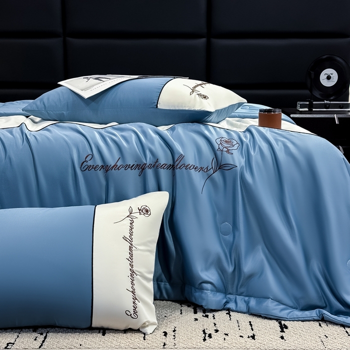 91家纺网 家纺一手货源 找家纺 卡罗兰 2025新款水洗真丝夏凉被空调被拼接款手工包边浪漫花语系列 浪漫花语-宾利蓝