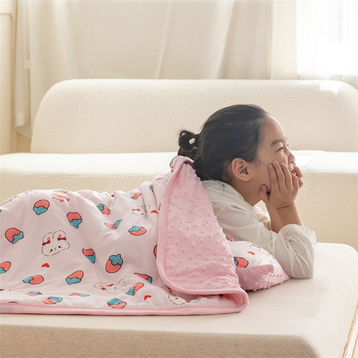 91家纺网 家纺一手货源 找家纺 艾佳宝贝 2025新款A类豆豆针织儿童多功能盖毯安抚夏被-模特图 草莓萌兔