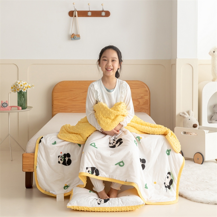 91家纺网 家纺一手货源 找家纺 艾佳宝贝 2025新款A类豆豆针织儿童多功能盖毯安抚夏被-模特图 字母熊猫