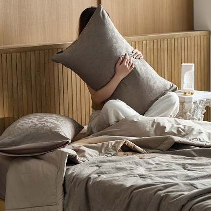 91家纺网 家纺一手货源 找家纺 （总）莱宁被业2025新款a类全棉色织浮雕提花夏被四件套