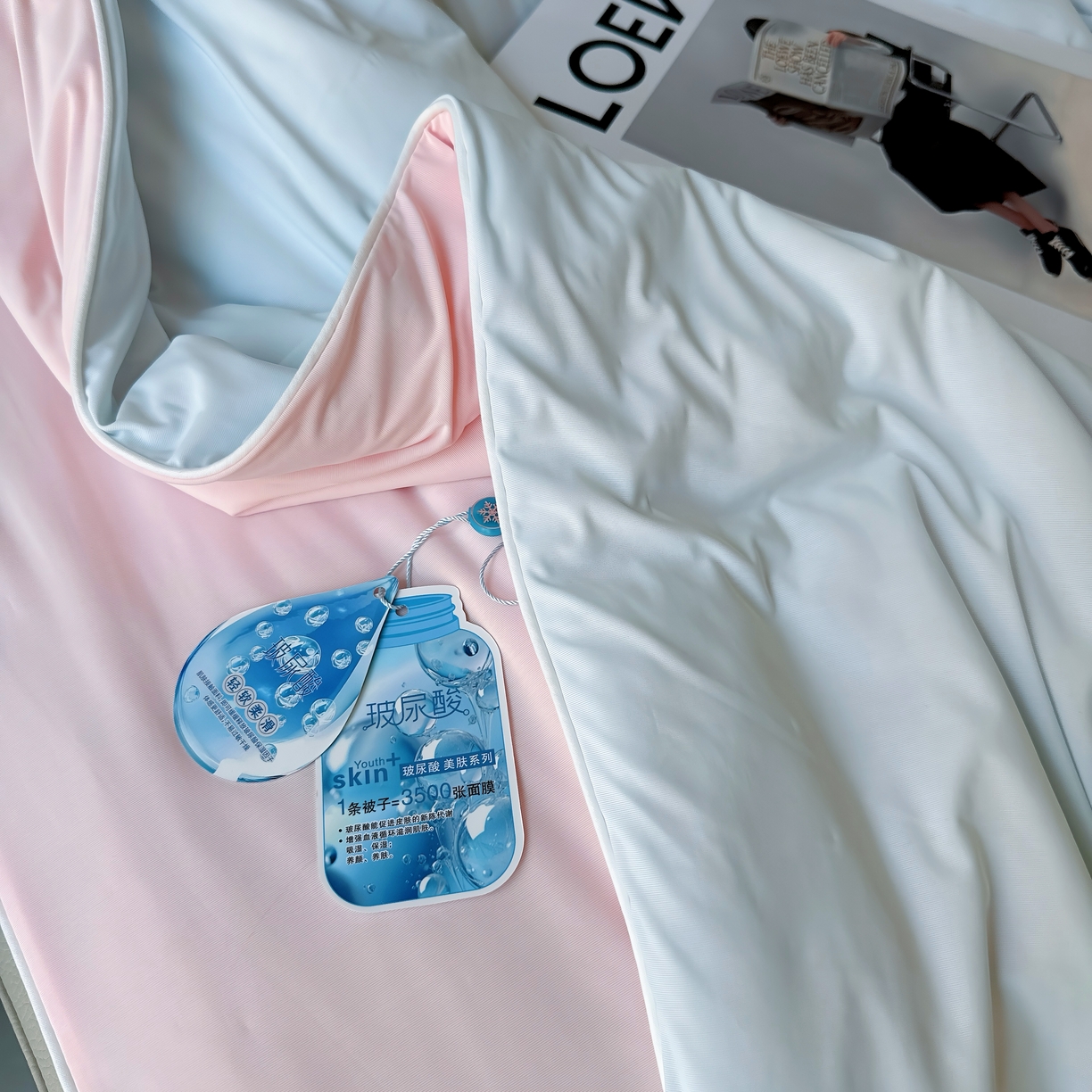 91家纺网 家纺一手货源 找家纺 兜米 2025夏季玻尿酸凉感冰皮被夏凉被空调被 浅蓝拼粉色