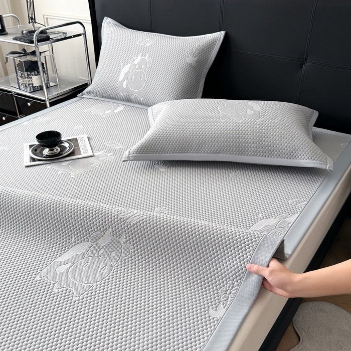 91家纺网 家纺一手货源 找家纺 卡罗兰 2025新款PE提花冰丝凉席凉豆豆床单床笠款凉席-奶牛款 灰色