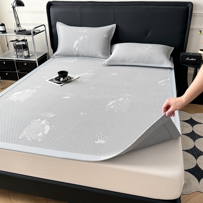 91家纺网 家纺一手货源 找家纺 卡罗兰 2025新款PE提花冰丝凉席凉豆豆床单床笠款凉席-奶牛款 灰色