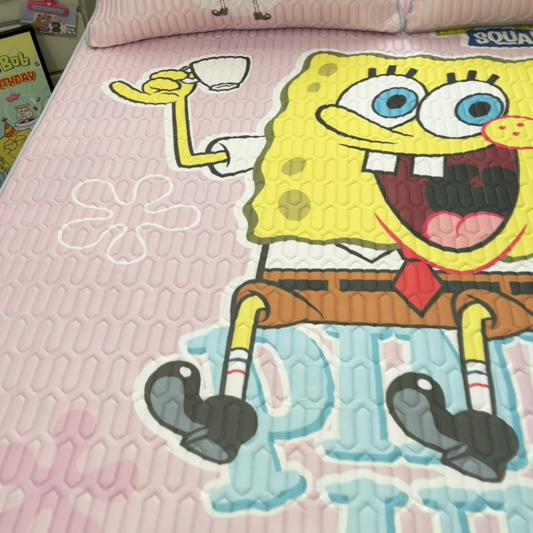 91家纺网 家纺一手货源 找家纺 金爱家 2025新款海绵宝宝乳胶凉席床席款凉席席子 床席款-爱喝海绵宝宝粉