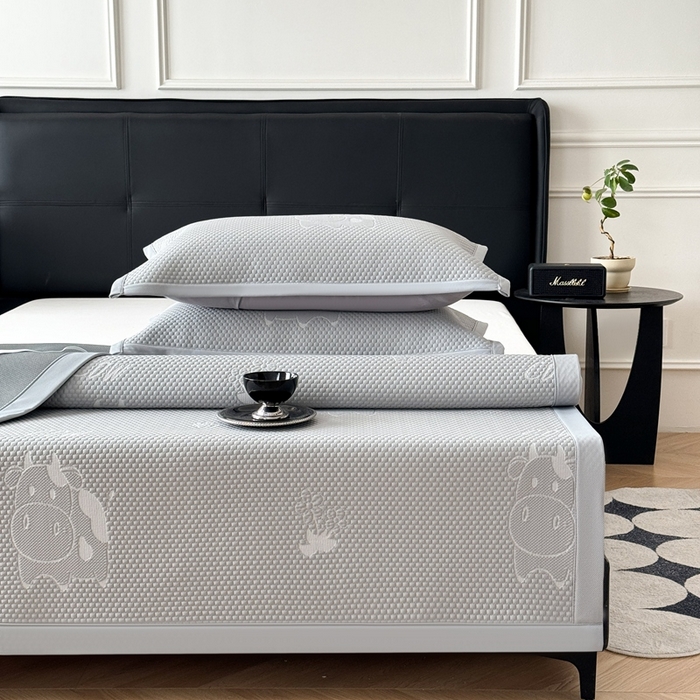 91家纺网 家纺一手货源 找家纺 卡罗兰 2025新款PE提花冰丝凉席凉豆豆床单床笠款凉席-奶牛款 灰色