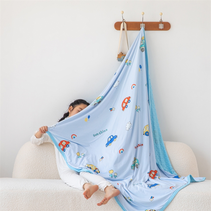 91家纺网 家纺一手货源 找家纺 艾佳宝贝 2025新款A类针织豆豆儿童多功能宿舍午睡安抚盖毯 汽车小纵队-盖毯