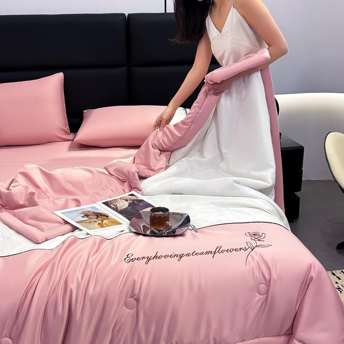 91家纺网 家纺一手货源 找家纺 卡罗兰 2025新款水洗真丝夏凉被空调被拼接款手工包边浪漫花语系列 浪漫花语-樱花粉