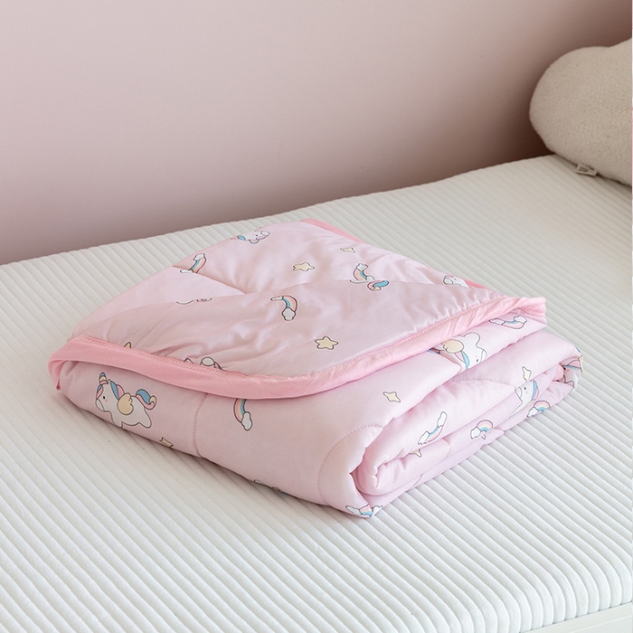 91家纺网 家纺一手货源 找家纺 艾佳宝贝 2025春夏新款A类凉感丝儿童糖果抗菌夏被 彩虹天使马