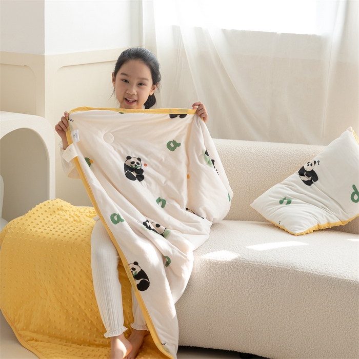 91家纺网 家纺一手货源 找家纺 艾佳宝贝 2025新款A类豆豆针织儿童多功能盖毯安抚夏被-模特图 字母熊猫