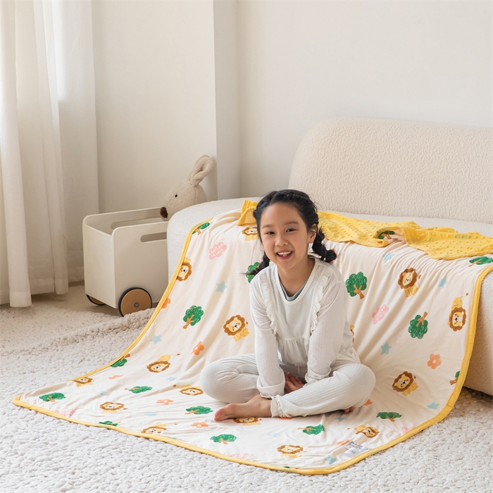 91家纺网 家纺一手货源 找家纺 艾佳宝贝 2025新款A类针织豆豆儿童多功能宿舍午睡安抚盖毯 lucky 萌狮-盖毯