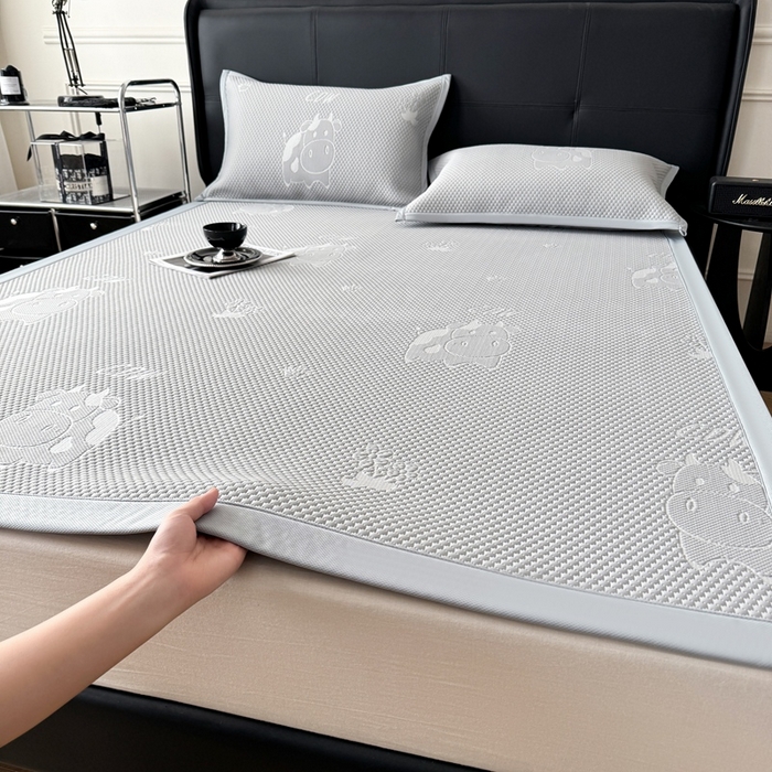 91家纺网 家纺一手货源 找家纺 卡罗兰 2025新款PE提花冰丝凉席凉豆豆床单床笠款凉席-奶牛款 灰色