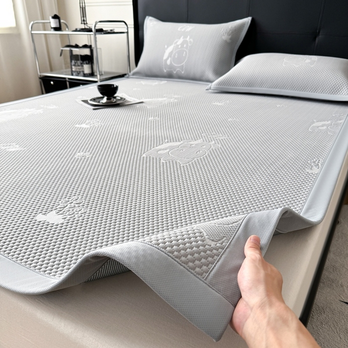 91家纺网 家纺一手货源 找家纺 卡罗兰 2025新款PE提花冰丝凉席凉豆豆床单床笠款凉席-奶牛款 灰色