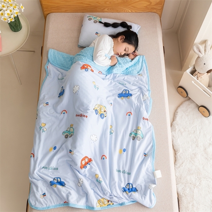 艾佳宝贝 2025新款A类豆豆针织儿童多功能盖毯安抚夏被-模特图 汽车小纵队