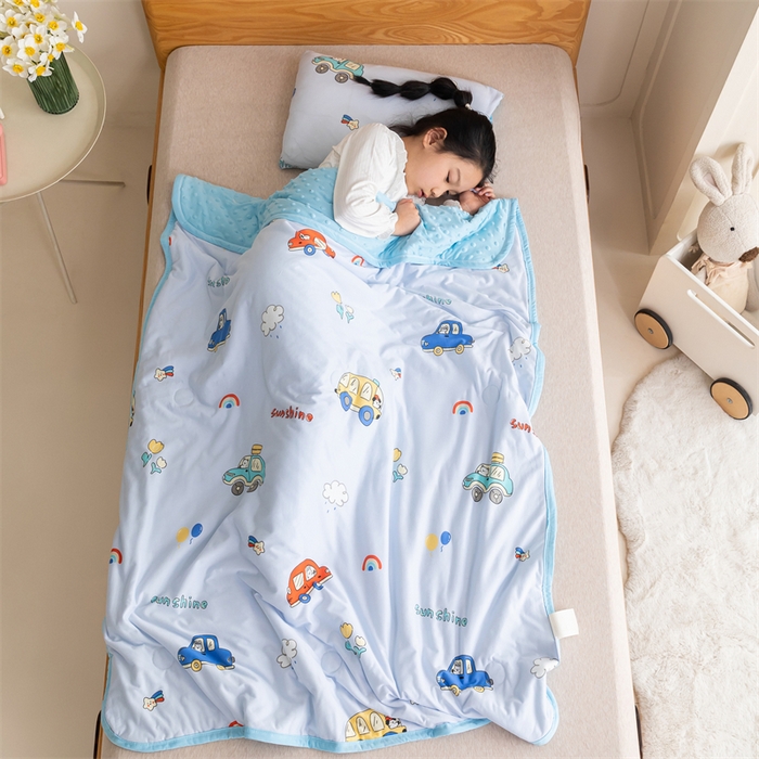 91家纺网 家纺一手货源 找家纺 艾佳宝贝 2025新款A类豆豆针织儿童多功能盖毯安抚夏被-模特图 汽车小纵队