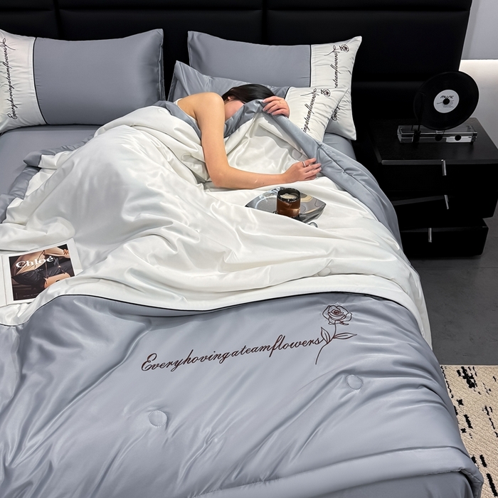 91家纺网 家纺一手货源 找家纺 卡罗兰 2025新款水洗真丝夏凉被空调被拼接款手工包边浪漫花语系列 浪漫花语-浅灰