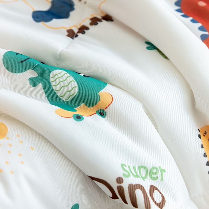 91家纺网 家纺一手货源 找家纺 艾佳宝贝 2025春夏新款A类凉感丝儿童糖果抗菌夏被 滑板恐龙