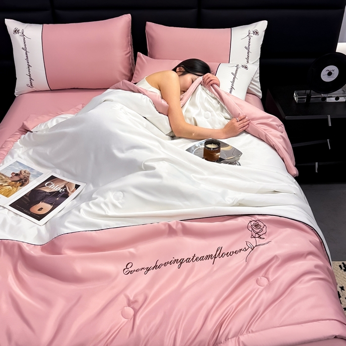 91家纺网 家纺一手货源 找家纺 卡罗兰 2025新款水洗真丝夏凉被空调被拼接款手工包边浪漫花语系列 浪漫花语-樱花粉