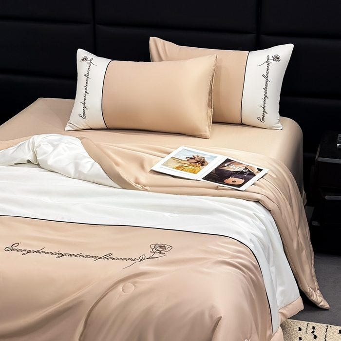 91家纺网 家纺一手货源 找家纺 卡罗兰 2025新款水洗真丝夏凉被空调被拼接款手工包边浪漫花语系列 浪漫花语-香槟金