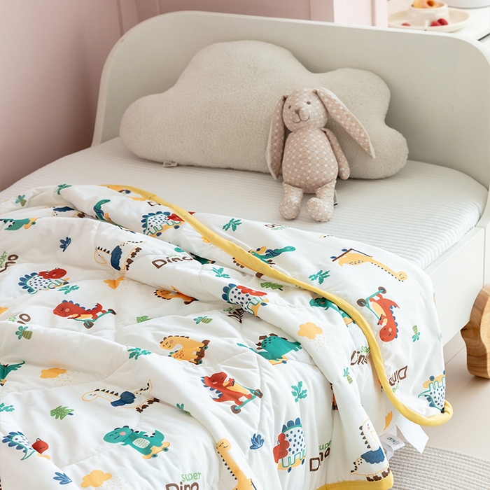 91家纺网 家纺一手货源 找家纺 艾佳宝贝 2025春夏新款A类凉感丝儿童糖果抗菌夏被 滑板恐龙