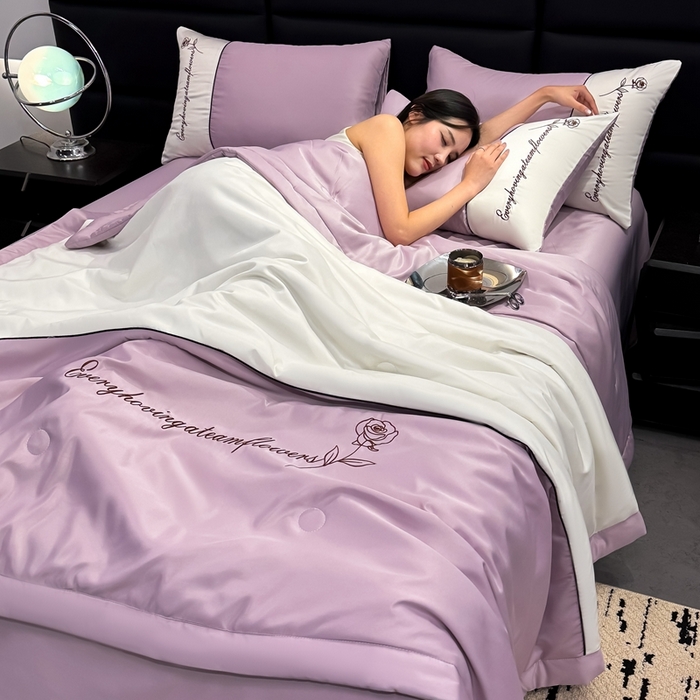 91家纺网 家纺一手货源 找家纺 卡罗兰 2025新款水洗真丝夏凉被空调被拼接款手工包边浪漫花语系列 浪漫花语-香芋紫