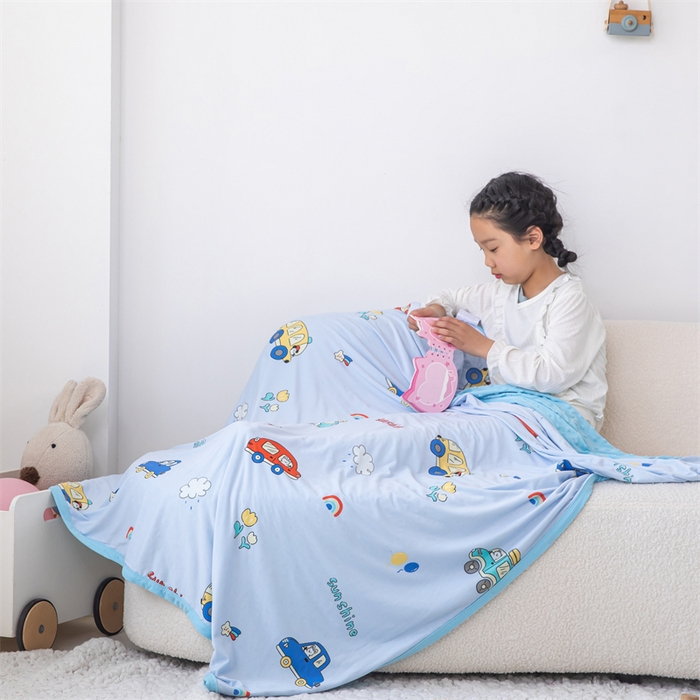 91家纺网 家纺一手货源 找家纺 艾佳宝贝 2025新款A类针织豆豆儿童多功能宿舍午睡安抚盖毯 汽车小纵队-盖毯