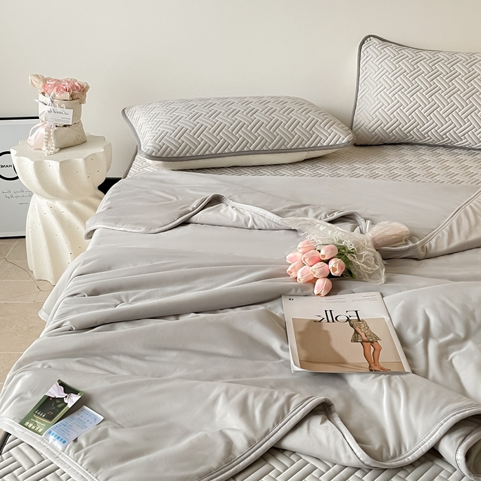 91家纺网 家纺一手货源 找家纺 2025新款加厚乳胶床笠款经典纯色夏被套件 饼干花-浅灰