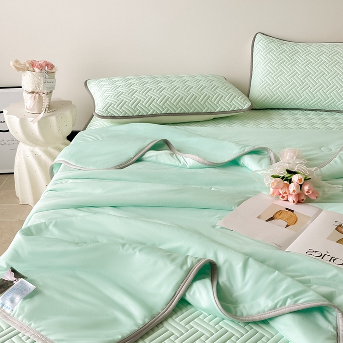 91家纺网 家纺一手货源 找家纺 2025新款加厚乳胶床笠款经典纯色夏被套件 饼干花-水绿